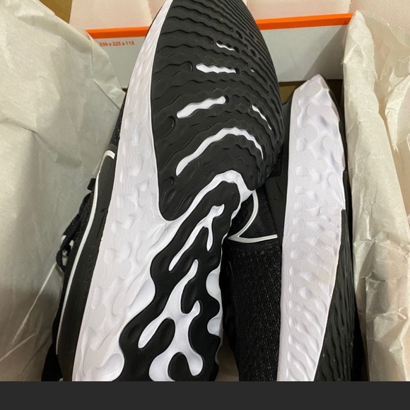 Nike Infinity - Picture 3 of 4